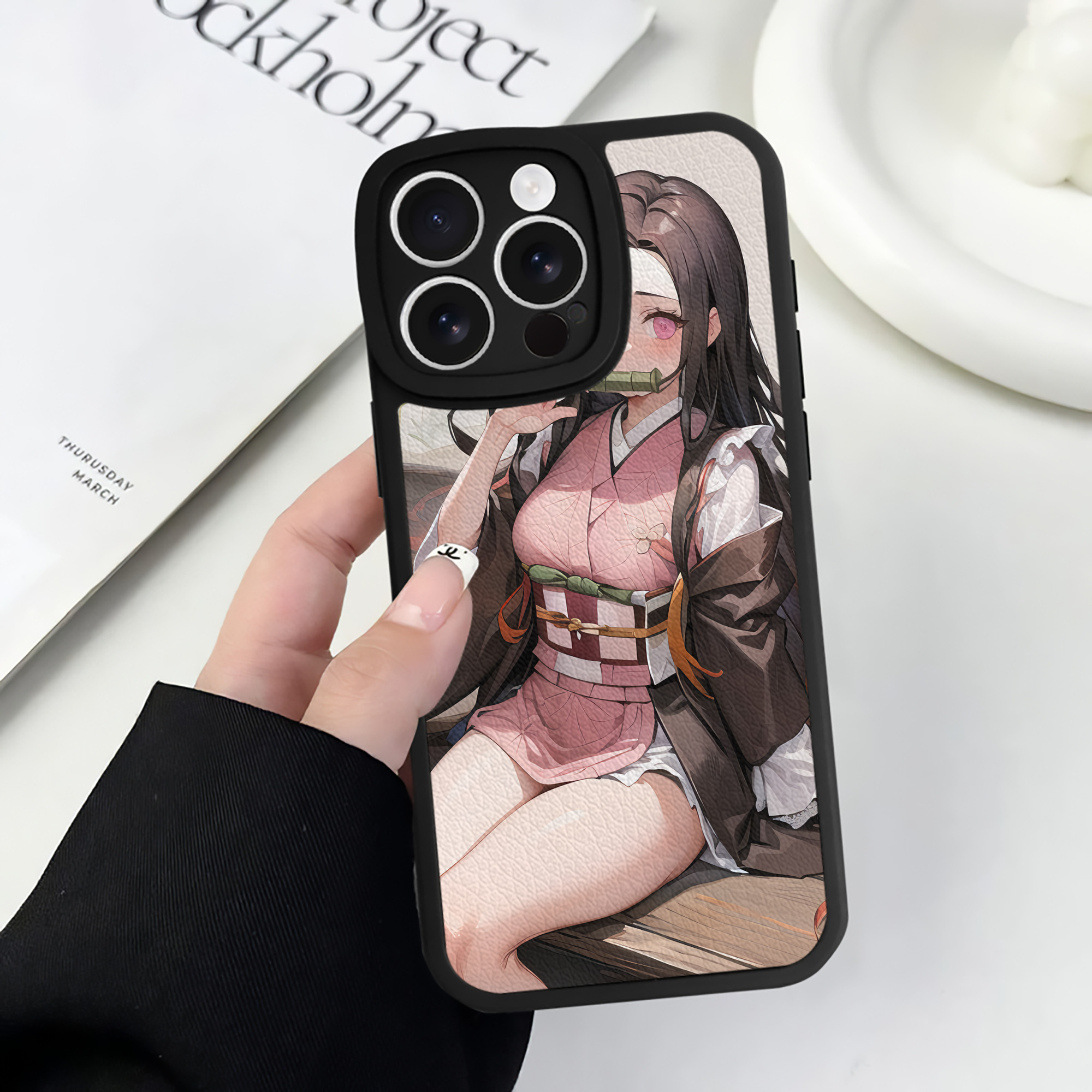 （画像用） 鬼滅の刃（きめつのやいば）竈門 禰󠄀豆子／かまど ねずこ Kamado Nezuko 【iPhone 16シリーズ対応】シリコンスマホケース（レザー調） 材質：シリコン